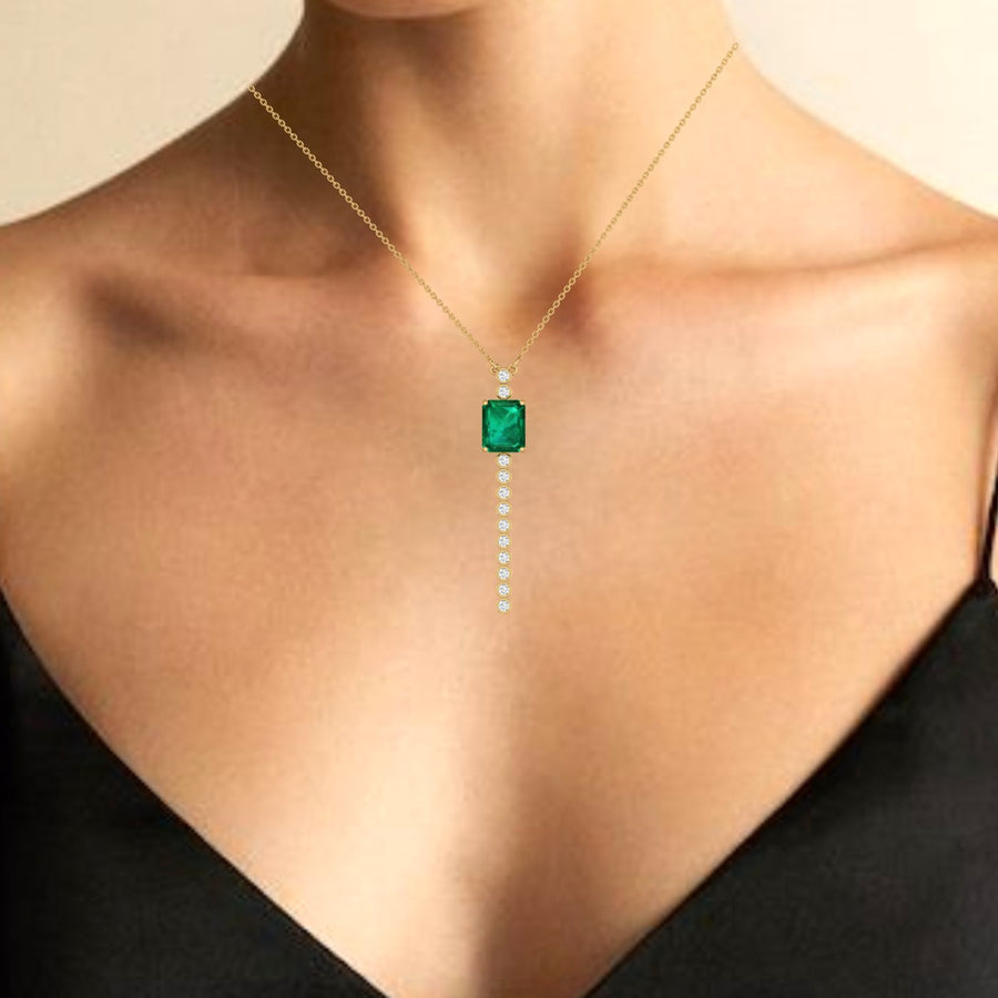 Charming Emerald Diamond Necklace